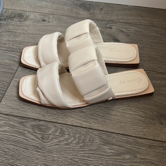 Circus by Edelman NY women’s Inara flat modern beige. Size 6.5 - Picture 2 of 6